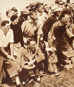1930年代、セントアンドリュースのオープンチャンピオンシップでエドワード8世とゴルフを見ているフレンズ